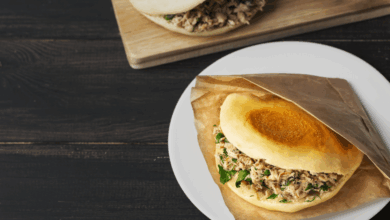 El Rou Jia Mo, considerado por muchos como la “hamburguesa más antigua del mundo”, es uno de los platillos más representativos de la gastronomía china.