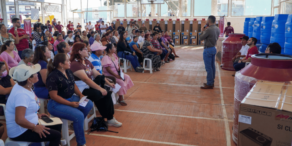 En la colonia Revolución entregan hogares equipados y cisternas a familias campechanas