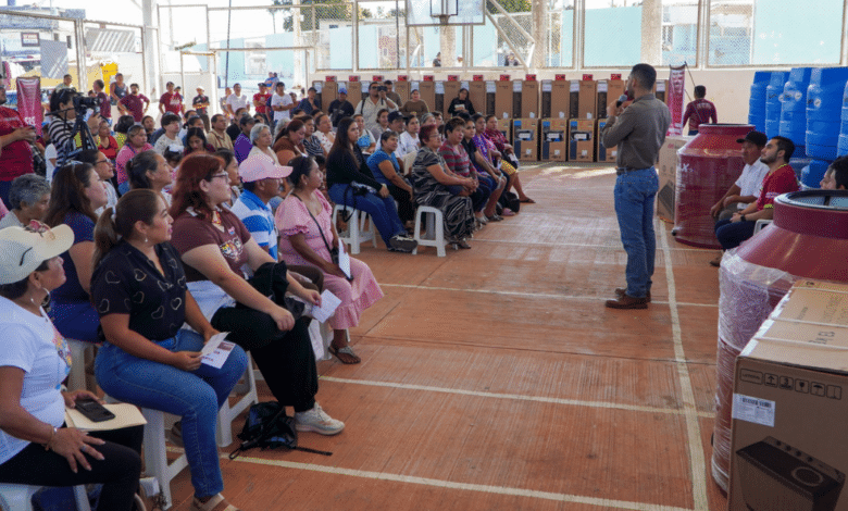 En la colonia Revolución entregan hogares equipados y cisternas a familias campechanas