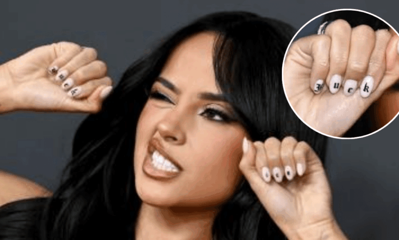 Becky G protesta contra el ICE en los Grammy: Manicura con mensaje político sacude la alfombra roja