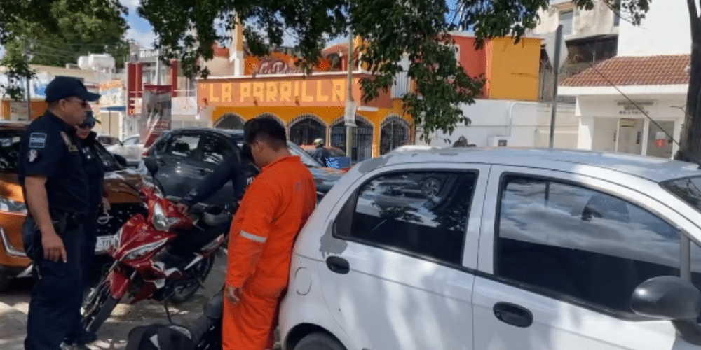 Motociclista se desmaya y derrapa sobre la avenida López Mateos