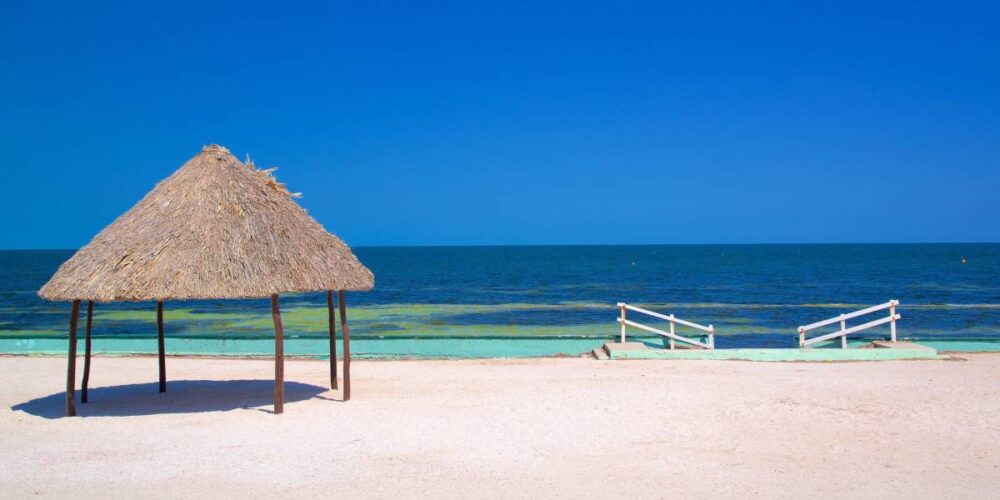 Playa de Campeche con aguas tranquilas y ambiente relajado