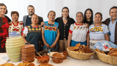 En Uruapan, Michoacán, la secretaria de Turismo federal, Josefina Rodríguez Zamora, se reunió con integrantes del sector turístico para acordar estrategias de fortalecimiento, promoción y desarrollo, con el objetivo de que la actividad turística se traduzca en bienestar social y económico para la población, beneficiando a toda la cadena de valor del sector.