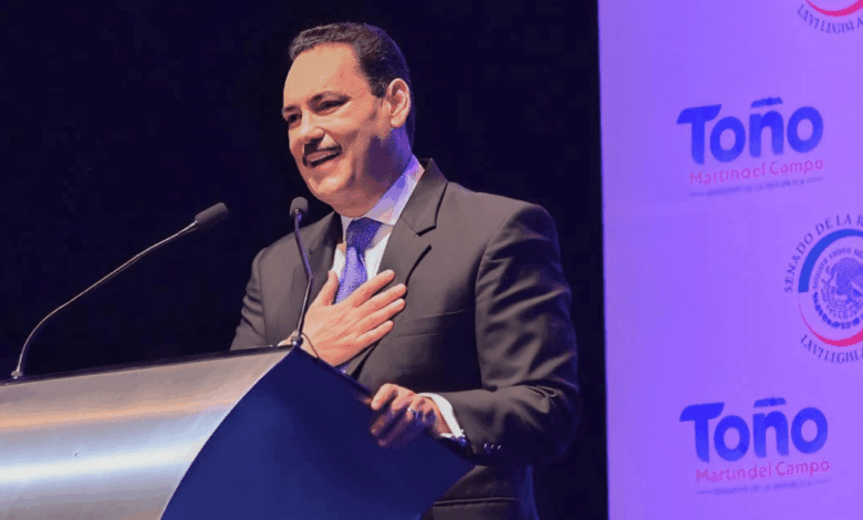 El senador Antonio Martín del Campo, se presentó en el Teatro de Aguascalientes para informar sus actividades legislativas.