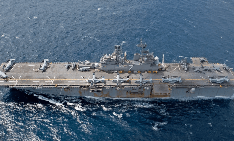 La imagen de Nicolás Maduro detenido a bordo del USS Iwo Jima colocó a este buque de la Armada de Estados Unidos en el centro de la atención internacional.