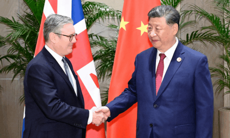 El primer ministro británico, Keir Starmer, y el presidente chino, Xi Jinping, coincidieron en la necesidad de fortalecer el diálogo bilateral y ampliar la cooperación estratégica frente a un contexto internacional complejo, marcado por tensiones económicas y políticas.