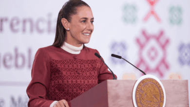 Durante el diálogo, la Jefa del Ejecutivo Federal estuvo acompañada por los secretarios de Relaciones Exteriores, Juan Ramón de la Fuente, y de Seguridad y Protección Ciudadana, Omar García Harfuch, así como el subsecretario para América del Norte de la cancillería, Roberto Velasco Álvarez