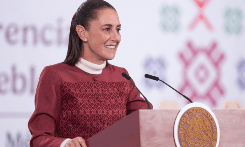 Durante el diálogo, la Jefa del Ejecutivo Federal estuvo acompañada por los secretarios de Relaciones Exteriores, Juan Ramón de la Fuente, y de Seguridad y Protección Ciudadana, Omar García Harfuch, así como el subsecretario para América del Norte de la cancillería, Roberto Velasco Álvarez