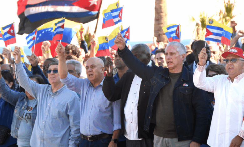 Los gobiernos de Cuba y Venezuela confirmaron la muerte de al menos 32 ciudadanos cubanos durante la operación militar estadounidense que culminó con la captura de Nicolás Maduro en Caracas. El anuncio valida una versión sostenida durante años por analistas y diplomáticos: la participación directa de agentes cubanos en funciones clave de inteligencia y seguridad del chavismo.