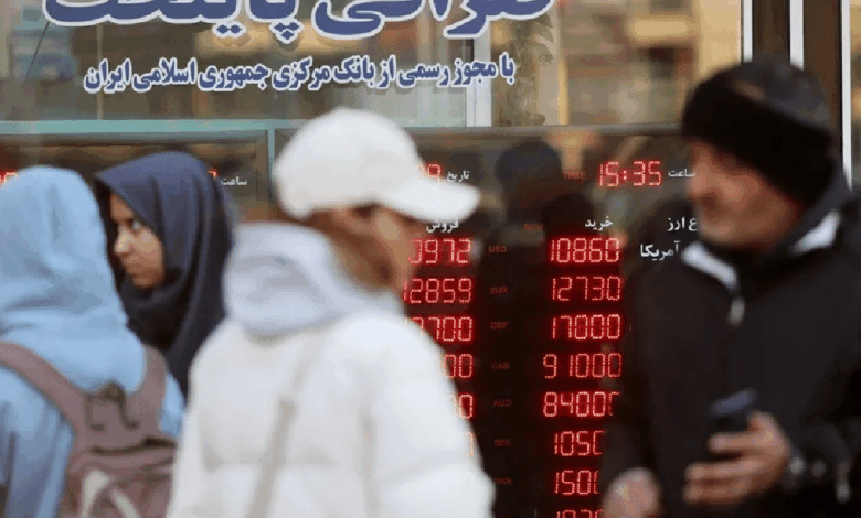 La moneda de Irán atraviesa su peor crisis histórica. El rial se desplomó hasta niveles simbólicos frente al euro y otras divisas, reflejando una economía asfixiada por sanciones internacionales, alta inflación y un clima de inestabilidad política.