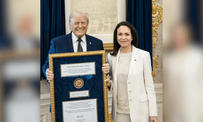 Trump posa con medalla del Nobel de la Paz tras reunión con María Corina Machado en Washington