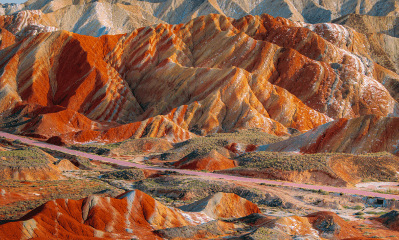 Ubicadas en la provincia de Gansu, en el noroeste de China, las Montañas de Colores de Zhangye Danxia sorprenden al mundo por sus intensas franjas multicolores que parecen pintadas a mano.