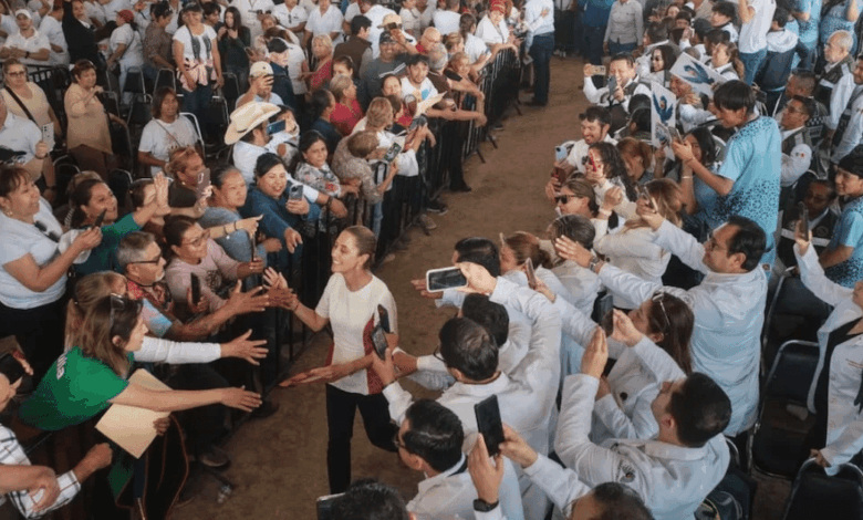 Claudia Sheinbaum atiende a madres buscadoras y rompe protocolo en evento del IMSS