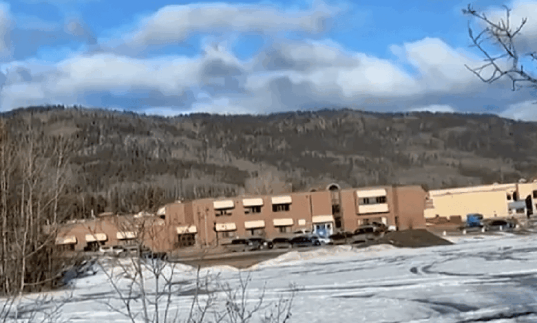 Un tiroteo en la Escuela Secundaria Tumbler Ridge, en Columbia Británica, Canadá, dejó al menos diez personas fallecidas —incluido el sospechoso— y más de 25 heridos.