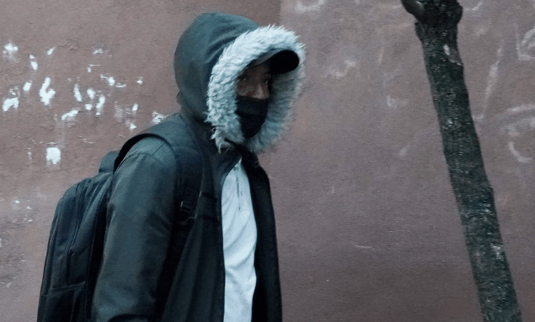 La llegada de una masa de aire frío este jueves generará rachas de viento superiores a los 60 km/h y un descenso de temperatura que podría alcanzar los 8°C.