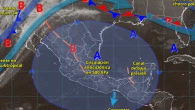Para hoy, el frente frío núm. 34 se desplazará sobre el noroeste y norte de la República Mexicana, interaccionará con la vaguada polar y con las corrientes en chorro polar y subtropical, ocasionarán vientos fuertes a muy fuertes, lluvias y chubascos en dichas regiones.