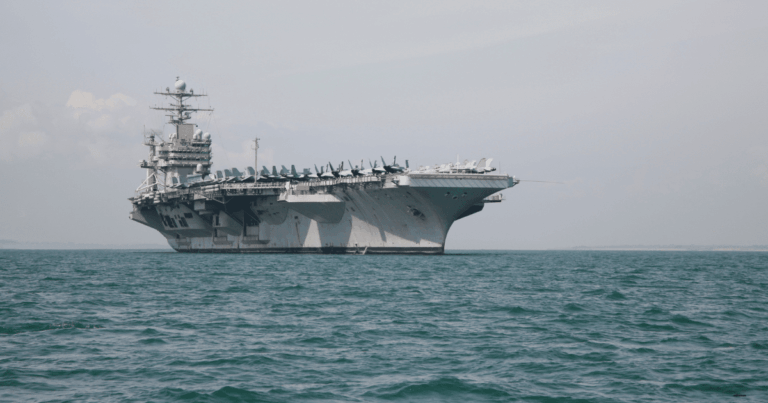 Estados Unidos ordenó el despliegue de un segundo portaaviones en Oriente Medio para fortalecer su presencia estratégica frente a Irán, en un contexto marcado por negociaciones diplomáticas y advertencias cruzadas sobre el programa nuclear iraní.