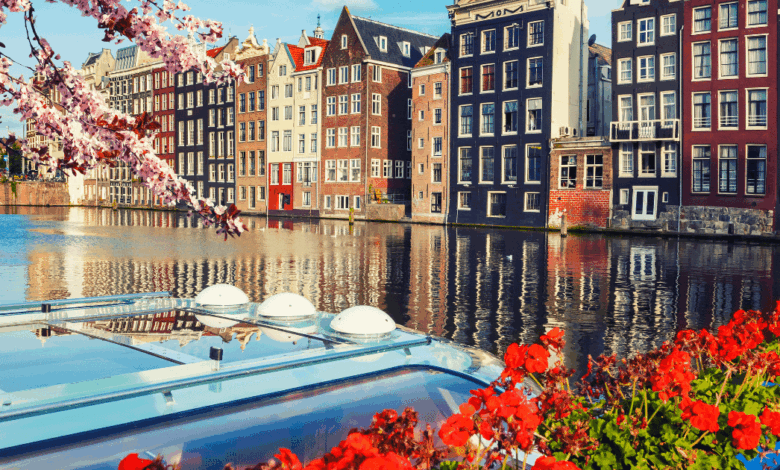 Ámsterdam seduce con sus icónicos canales, bicicletas, arquitectura del siglo XVII y una oferta cultural encabezada por el Museo Van Gogh y la Casa de Ana Frank.