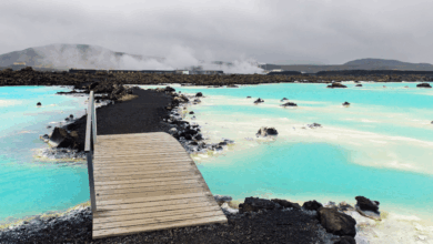 La Blue Lagoon, ubicada en la península de Reykjanes, es uno de los sitios más visitados de Islandia gracias a sus aguas geotérmicas ricas en minerales, su entorno volcánico único y su propuesta de relajación y lujo en plena naturaleza.