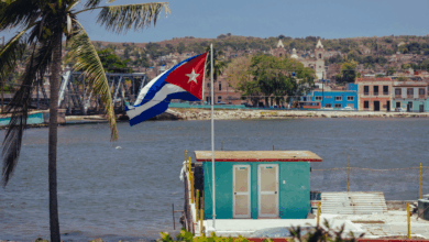 Cuba atraviesa uno de los momentos más complejos de las últimas décadas, marcada por una severa crisis energética, desabasto de productos básicos y una creciente presión de Estados Unidos, que mantiene su política de sanciones con la expectativa de provocar cambios internos en el sistema político de la isla.