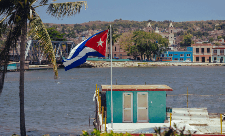 Cuba atraviesa uno de los momentos más complejos de las últimas décadas, marcada por una severa crisis energética, desabasto de productos básicos y una creciente presión de Estados Unidos, que mantiene su política de sanciones con la expectativa de provocar cambios internos en el sistema político de la isla.