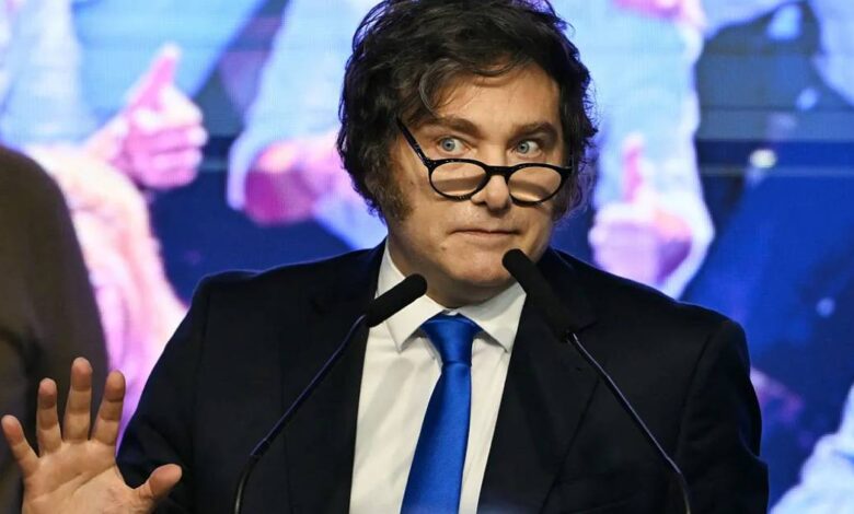 Cae popularidad de Javier Milei por acusaciones de corrupción en Argentina La imagen del presidente argentino Javier Milei atraviesa un momento de desgaste en medio de cuestionamientos que han impactado directamente en la percepción pública de su gobierno. Diversas encuestas recientes reflejan una caída en su nivel de aprobación durante marzo, marcada por el creciente peso de denuncias relacionadas con presuntos actos de corrupción. De acuerdo con sondeos, el respaldo al mandatario registró una disminución cercana a los cinco puntos porcentuales en pocas semanas, mientras que la opinión negativa aumentó de forma significativa. Este cambio en la tendencia evidencia un giro en las preocupaciones de la población, donde temas como la corrupción han comenzado a ocupar un lugar prioritario junto a los problemas económicos. Uno de los factores que ha influido en este descenso es el llamado caso $LIBRA, vinculado a una criptomoneda que fue promocionada públicamente y que posteriormente colapsó, generando pérdidas millonarias. Este episodio ha derivado en señalamientos legales y ha puesto en entredicho la narrativa anticorrupción que impulsó la llegada de Milei al poder. A ello se suman controversias dentro de su propio gabinete, particularmente las relacionadas con su jefe de gobierno, lo que ha intensado el escrutinio sobre la transparencia de la administración. Analistas coinciden en que estos escándalos han debilitado uno de los principales pilares políticos del presidente: su promesa de combatir prácticas irregulares en el ámbito público. En este contexto, el escenario político se vuelve más complejo para el gobierno argentino, especialmente de cara a futuros procesos electorales. La evolución de estos casos y la respuesta institucional serán determinantes para definir si se trata de una caída temporal o de un cambio más profundo en el respaldo ciudadano.