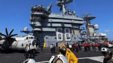 Embajador de EU y autoridades mexicanas visitan el portaviones USS Nimitz en aguas del Pacífico