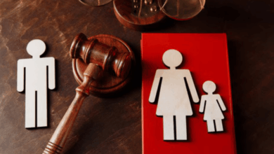 Hombre marcha en el 8M con lema feminista y expareja lo acusa de no pagar pensión alimenticia (1)