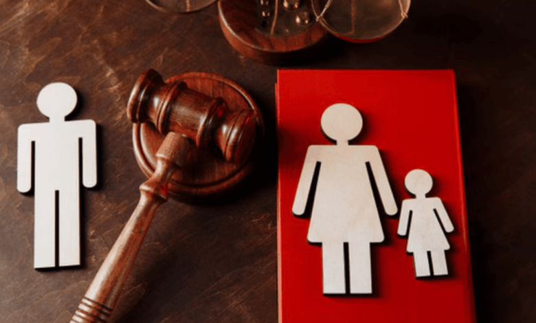 Hombre marcha en el 8M con lema feminista y expareja lo acusa de no pagar pensión alimenticia (1)