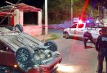 Jóvenes sufren aparatosa volcadura en la avenida Eduardo Baeza