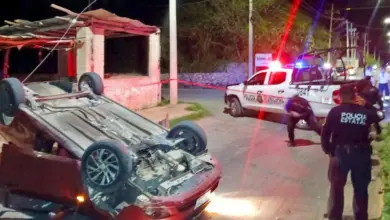 Jóvenes sufren aparatosa volcadura en la avenida Eduardo Baeza