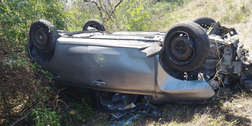 Mujeres sobreviven en aparatosa volcadura en la vía Sabancuy–Isla Aguada