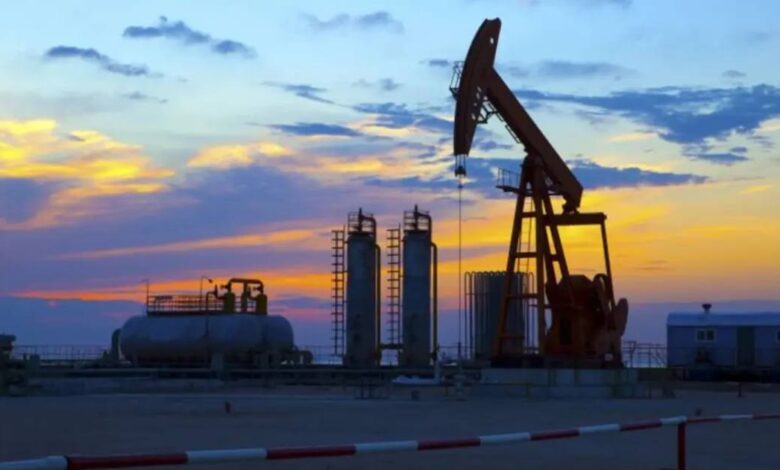 Precios del petróleo suben y rozan los 120 dólares por barril