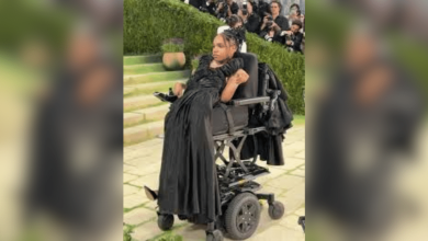 Aaron Rose Philip hace historia en la Met Gala 2026 como símbolo de inclusión en la moda