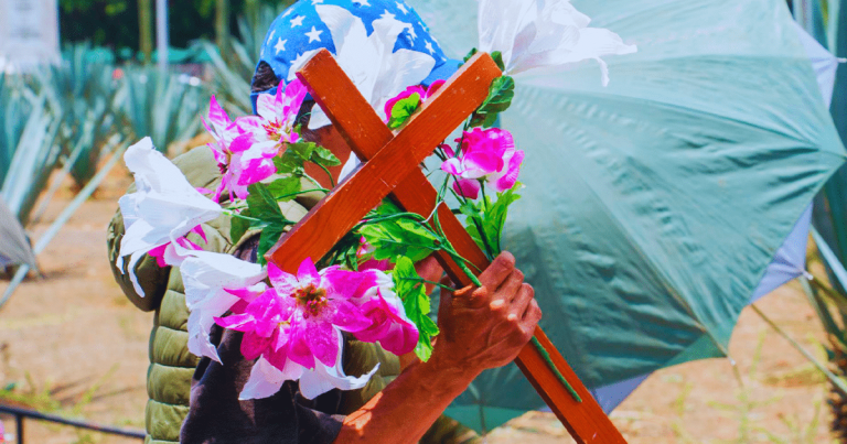 México celebra el tradicional Día de la Santa Cruz