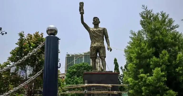 autoridades en la india ordenan el retiro de la estatua más alta de lionel messi por riesgo de colapso
