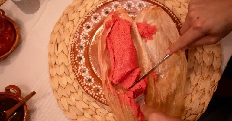 tamal rosa de dulce con pasas, el sabor tradicional que representa el mestizaje gastronómico mexicano