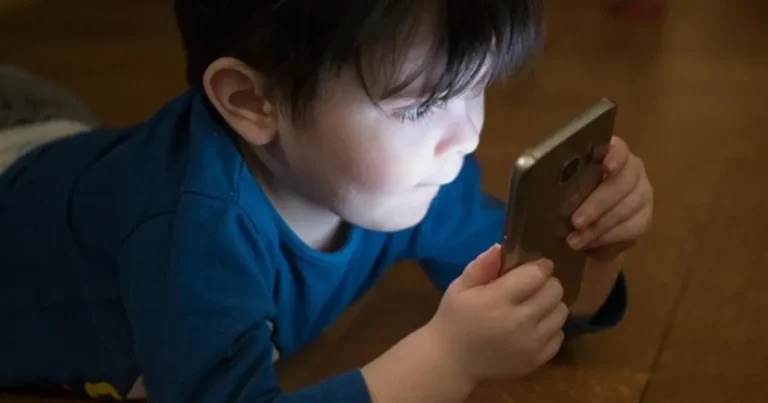 Apertura a regular al uso del celular en jóvenes (Foto de internet)