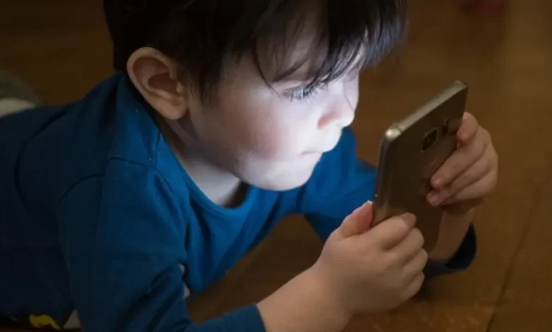 Apertura a regular al uso del celular en jóvenes (Foto de internet)