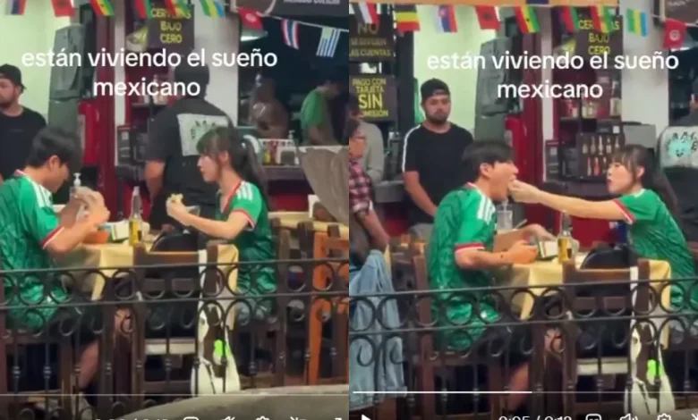 Pareja coreana cautiva las redes al disfrutar tacos con camiseta de México (Fotos de internet)