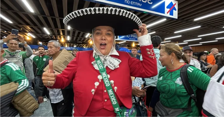 Niño ecuatoriano se enoja con aficionados mexicanos, manda mensaje (Foto de Sandra Rojas)