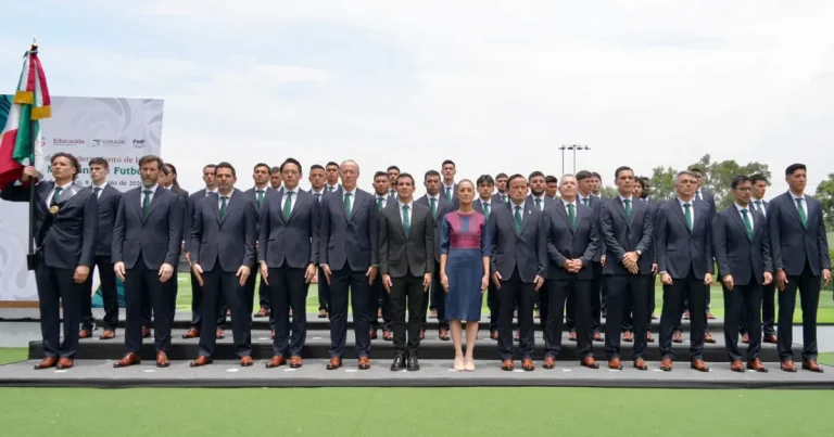 presidenta claudia sheinbaum abandera a la selección nacional de méxico que participará en la copa mundial de la fifa 2026