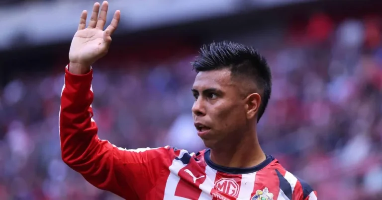 Efraín Álvarez pasa por cirugía en el inicio de pretemporada de Chivas