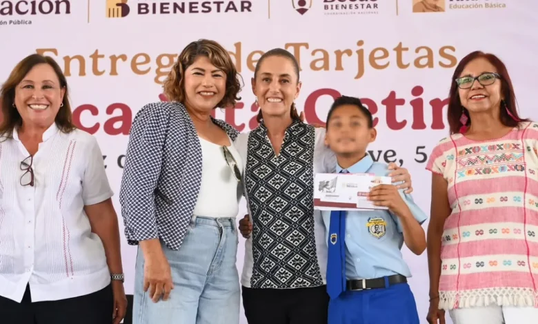 Claudia Sheinbaum entrega tarjetas de beca Rita Cetina en Minatitlán, más de 9 millones de estudiantes beneficiados (Foto de cortesía)
