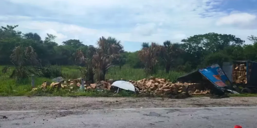vuelca tráiler con cajas de cerveza en champotón campeche