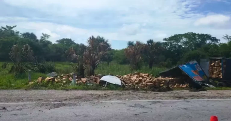 vuelca tráiler con cajas de cerveza en champotón campeche