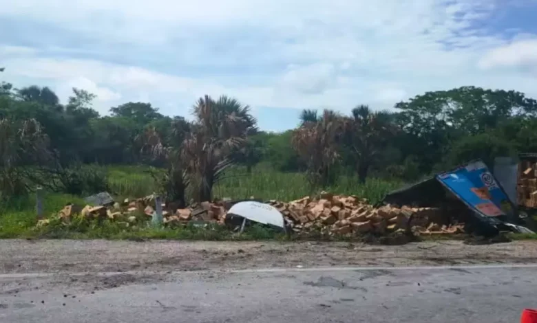 vuelca tráiler con cajas de cerveza en champotón campeche