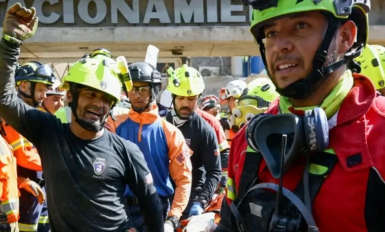 rescatan con vida a hernán tras quedar atrapado más de una semana bajo los escombros en venezuela