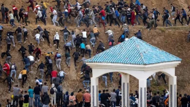 video caos en ceuta miles de marroquíes cruzan la frontera y piden reforzar la seguridad