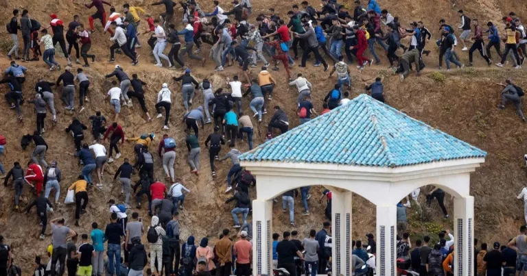 video caos en ceuta miles de marroquíes cruzan la frontera y piden reforzar la seguridad